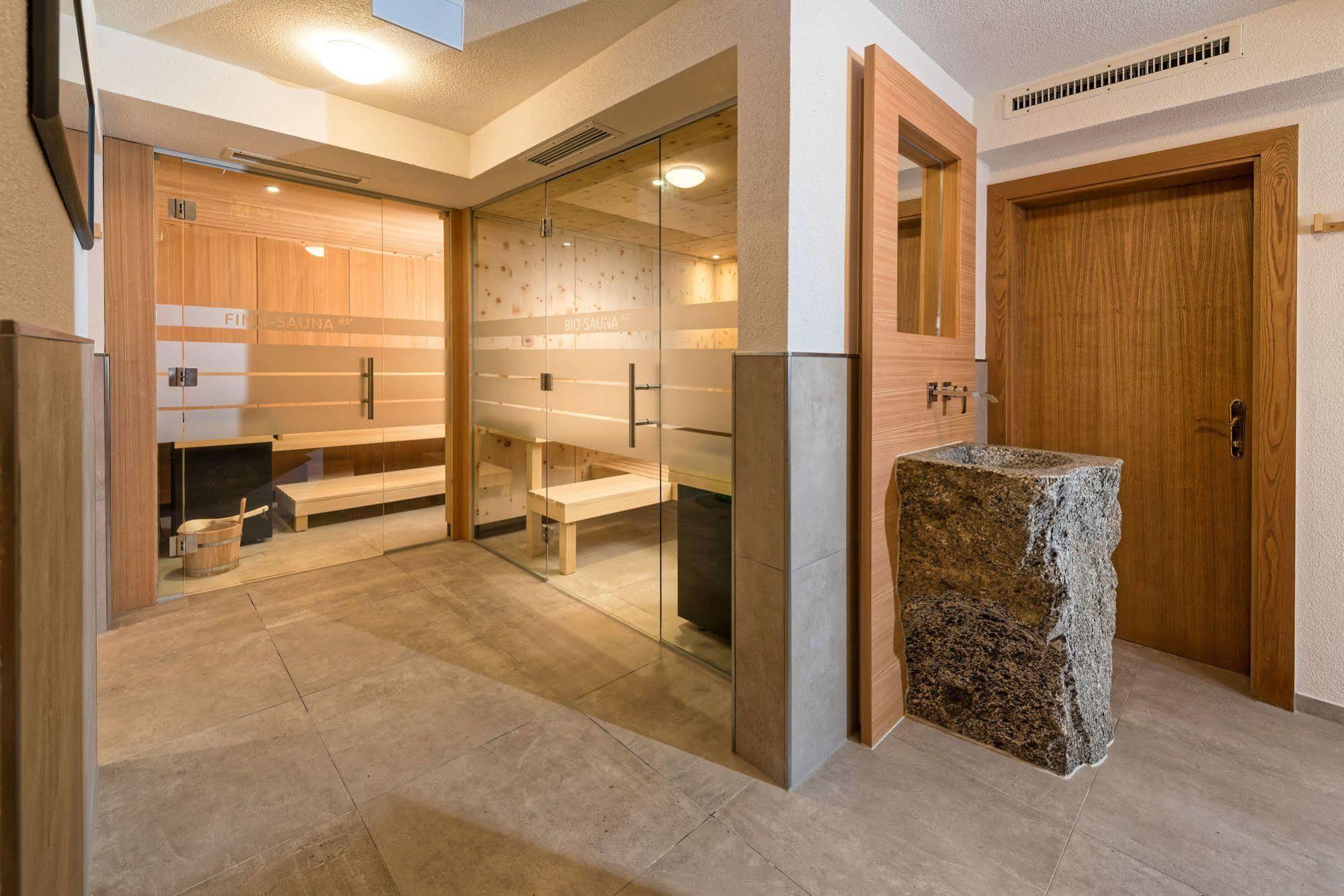 Hotel Garni Romantika 皮茨河谷圣莱昂哈德 外观 照片