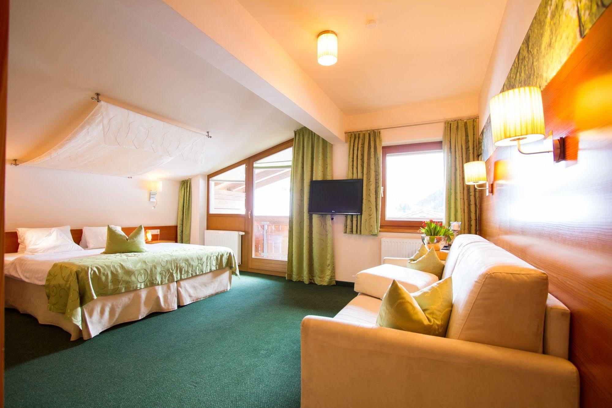 Hotel Garni Romantika 皮茨河谷圣莱昂哈德 外观 照片