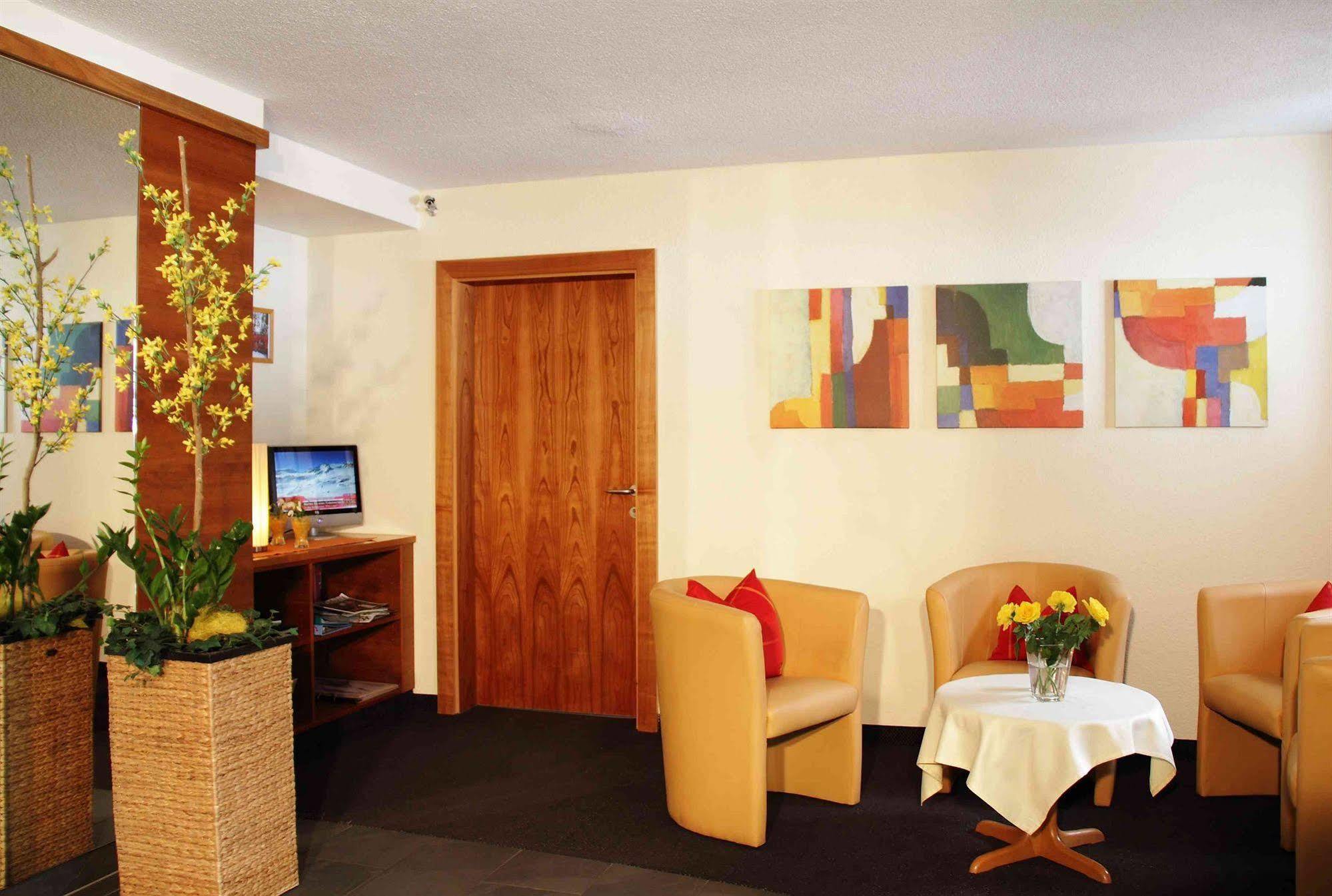 Hotel Garni Romantika 皮茨河谷圣莱昂哈德 外观 照片