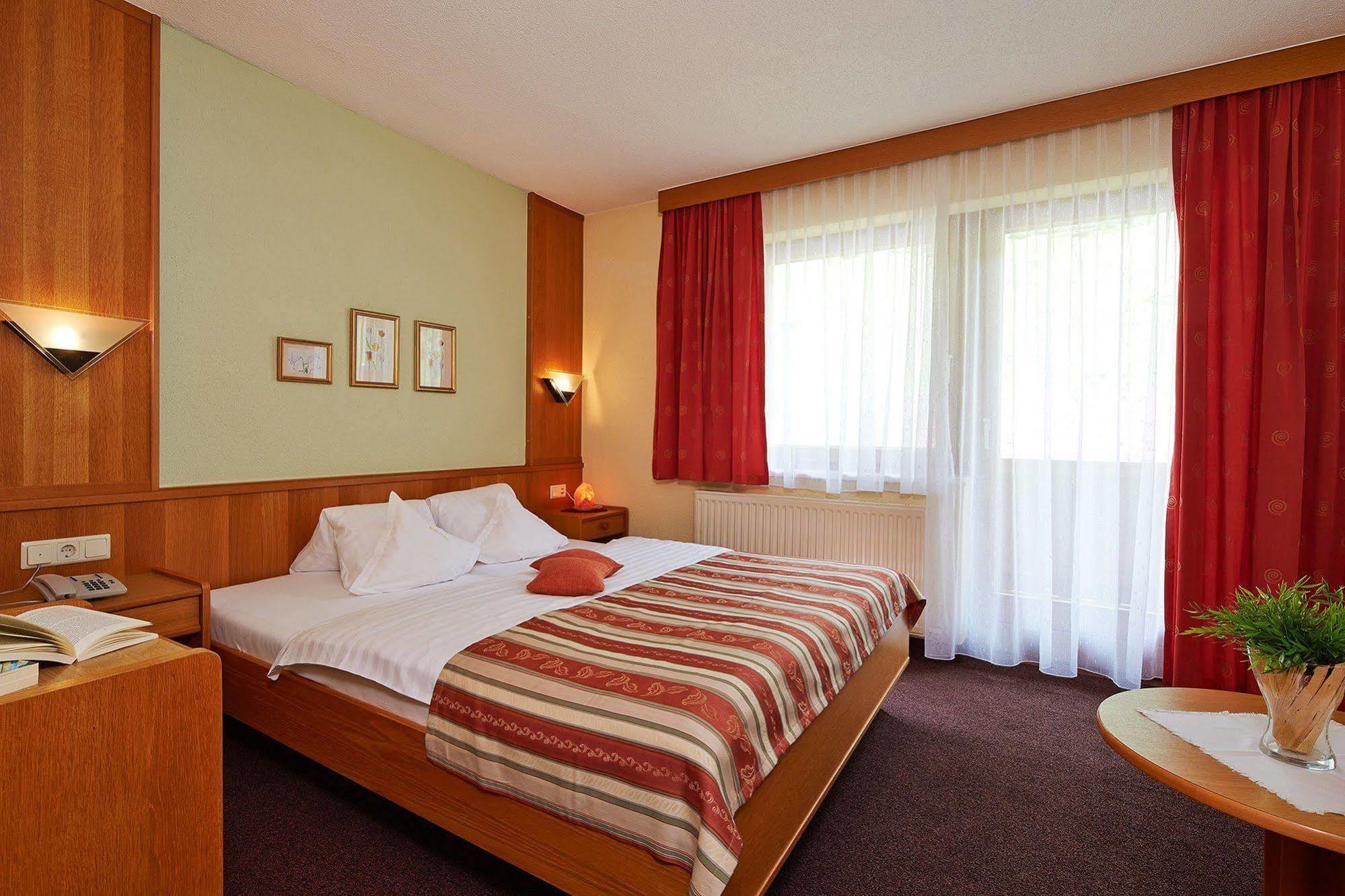 Hotel Garni Romantika 皮茨河谷圣莱昂哈德 外观 照片